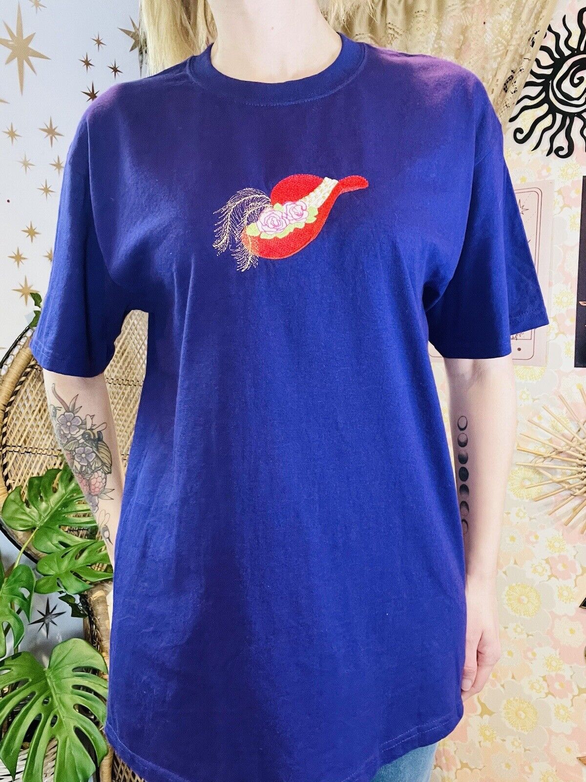 Vintage 80s T-shirt Gildan Activewear With Embroidered Design Size M Purple