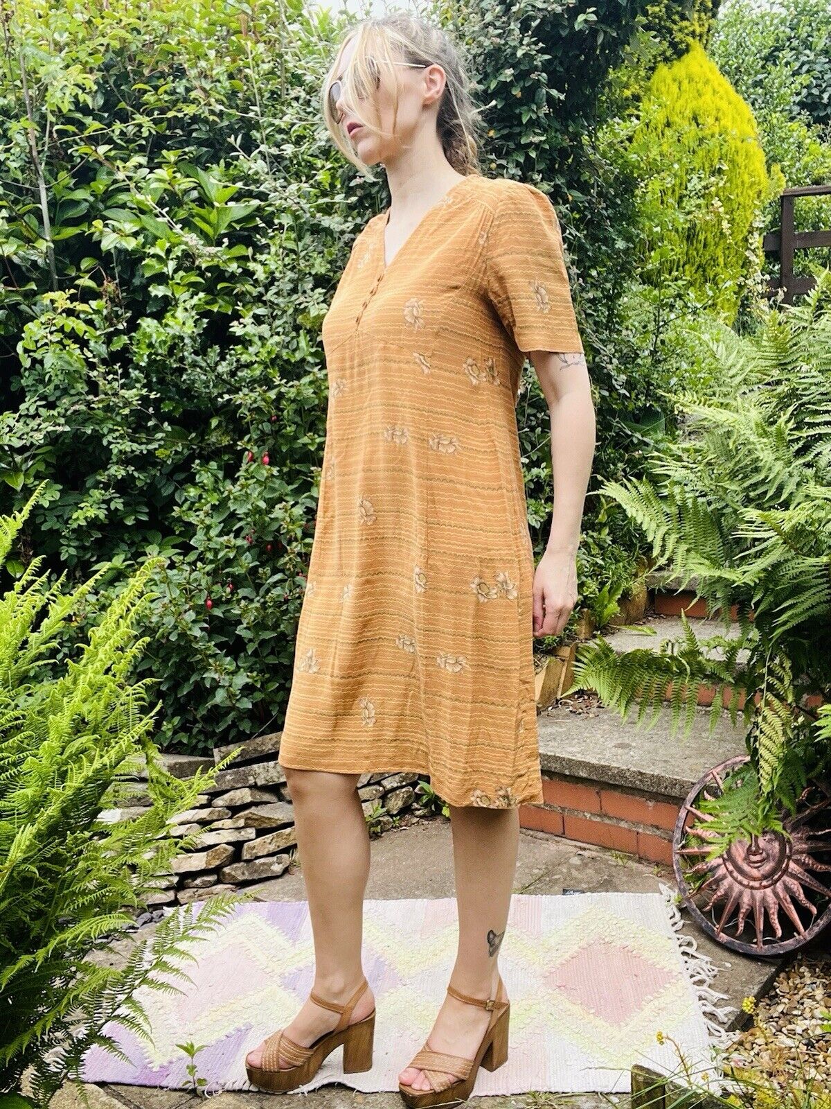 Vintage 70s Summer Dress Lightweight Retro Print Fabric With Button Detail 14