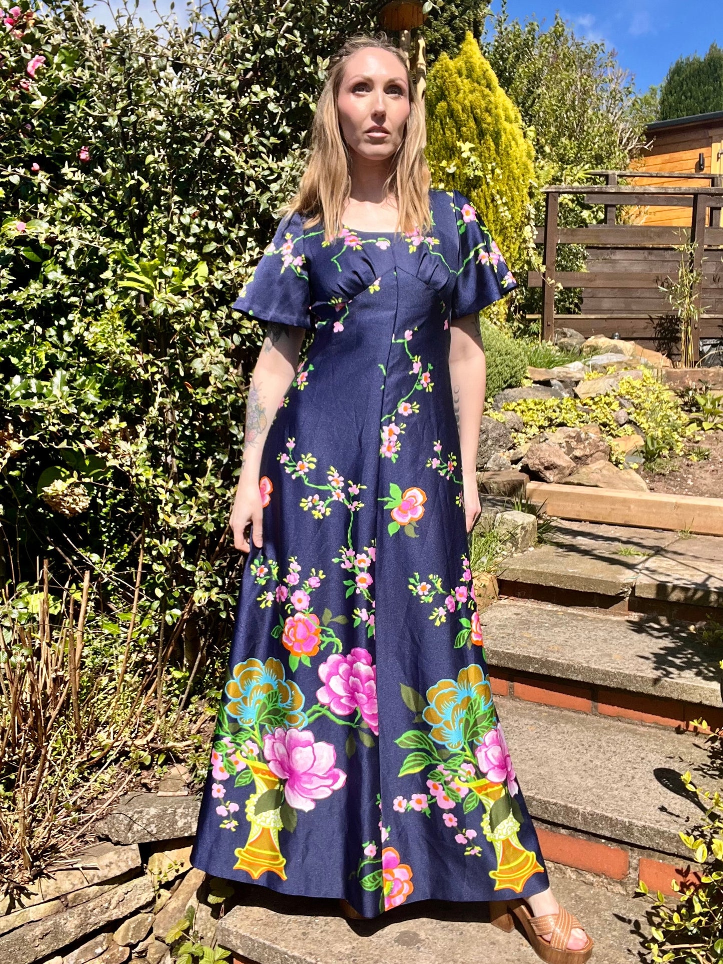 vintage 70s long maxi dress with bold flower print size 10