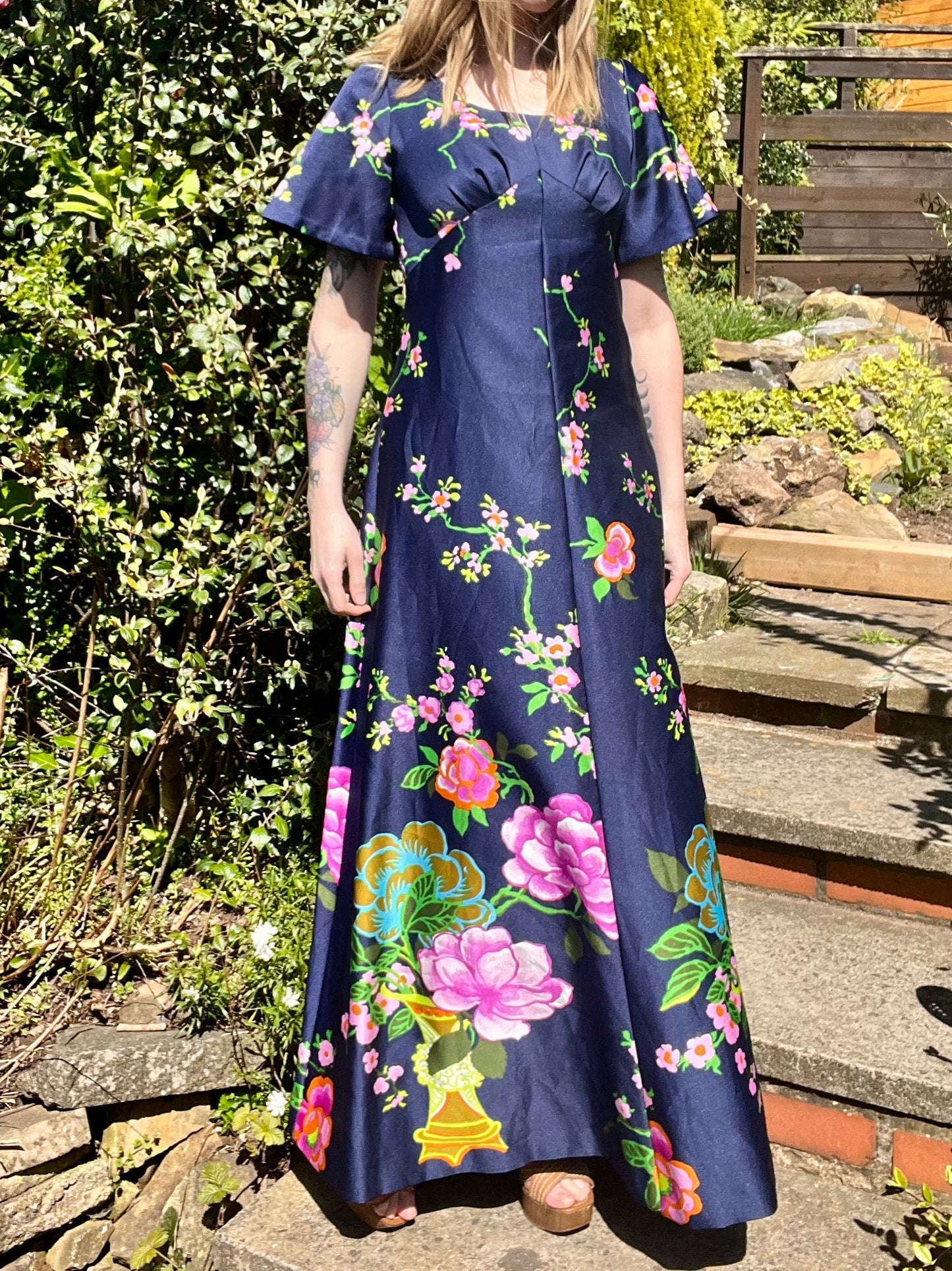 vintage 70s long maxi dress with bold flower print size 10