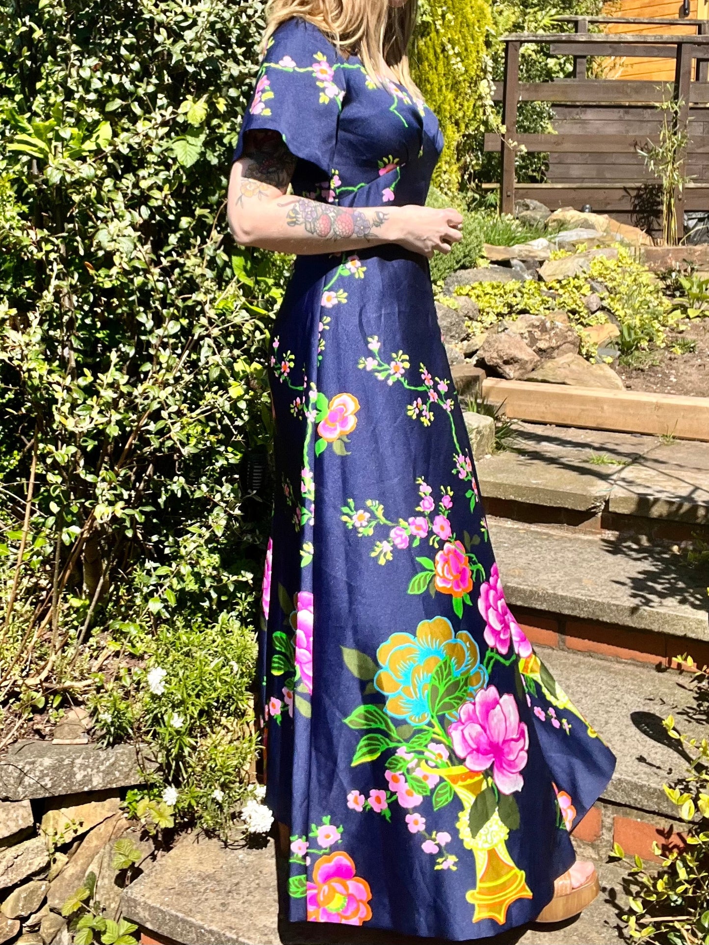 vintage 70s long maxi dress with bold flower print size 10