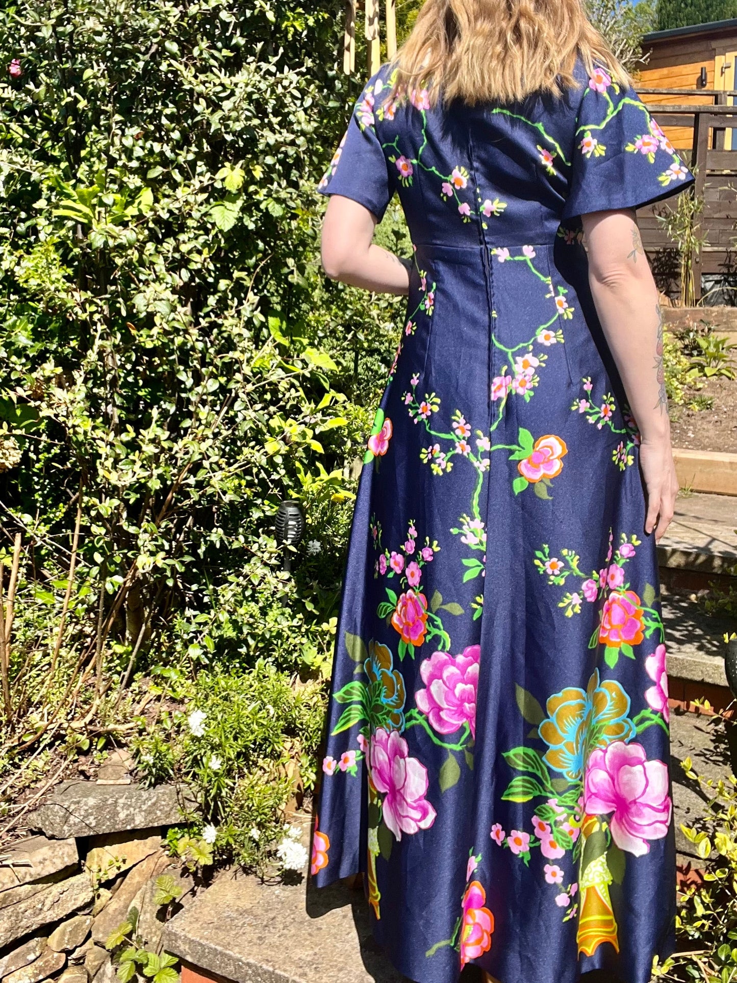 vintage 70s long maxi dress with bold flower print size 10