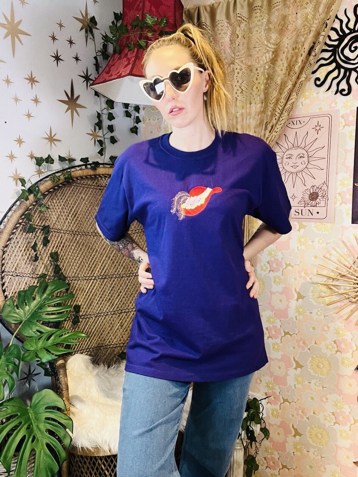 Vintage 80s T-shirt Gildan Activewear With Embroidered Design Size M Purple